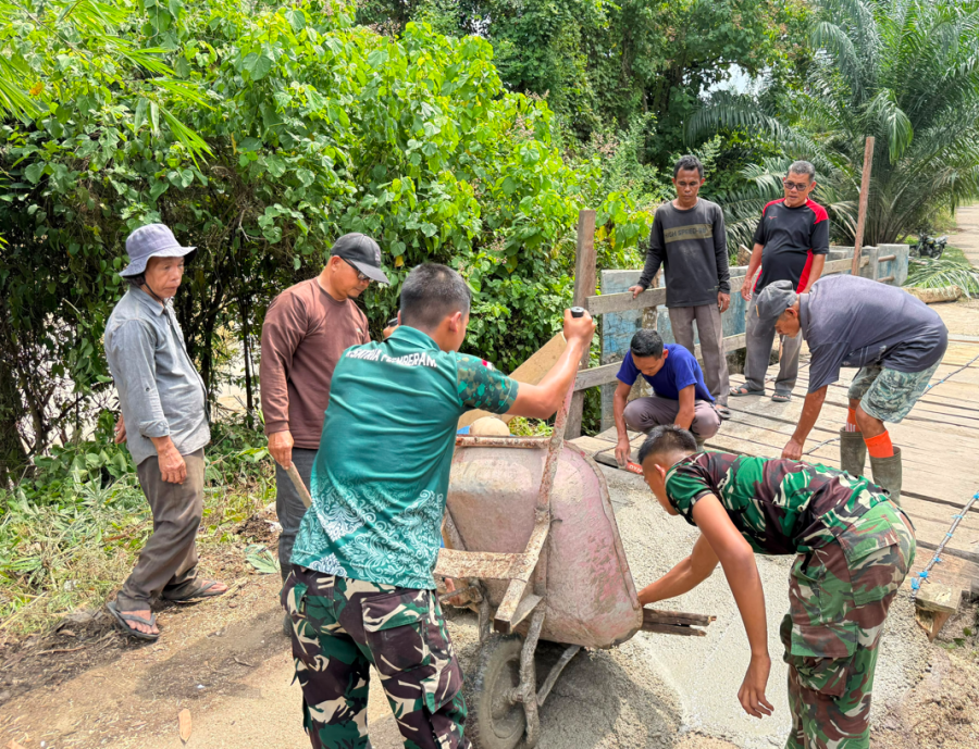 Yonif TP 850/SC Bersama Warga Perbaiki Jembatan Ghajo di Rawa Putaran