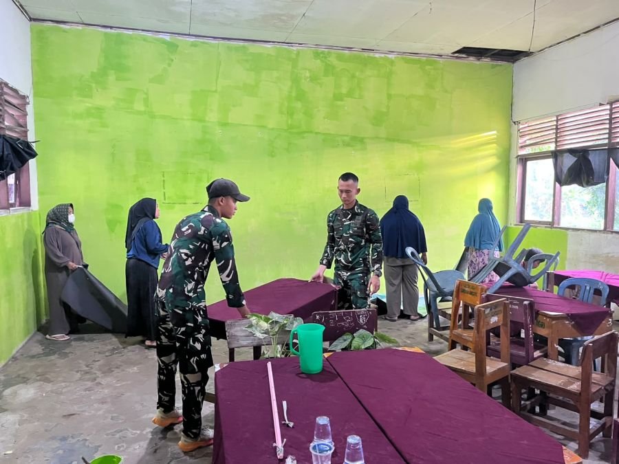 Yonif TP 850/SC Bersihkan Kelas Demi Kenyamanan Belajar Siswa