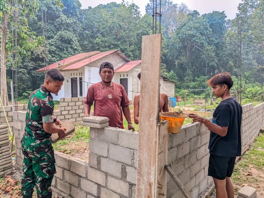 Yonif TP 850/SC dan Warga Gumanti Gotong Royong Bangun Desa Peranap