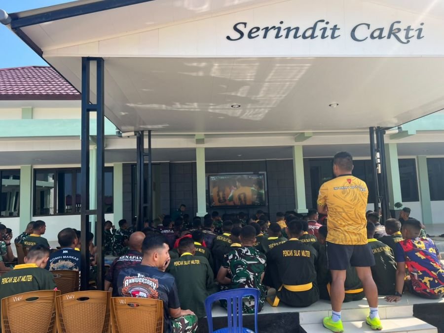 Yonif TP 850/SC Gelar Nobar Bersama Warga Sekitar