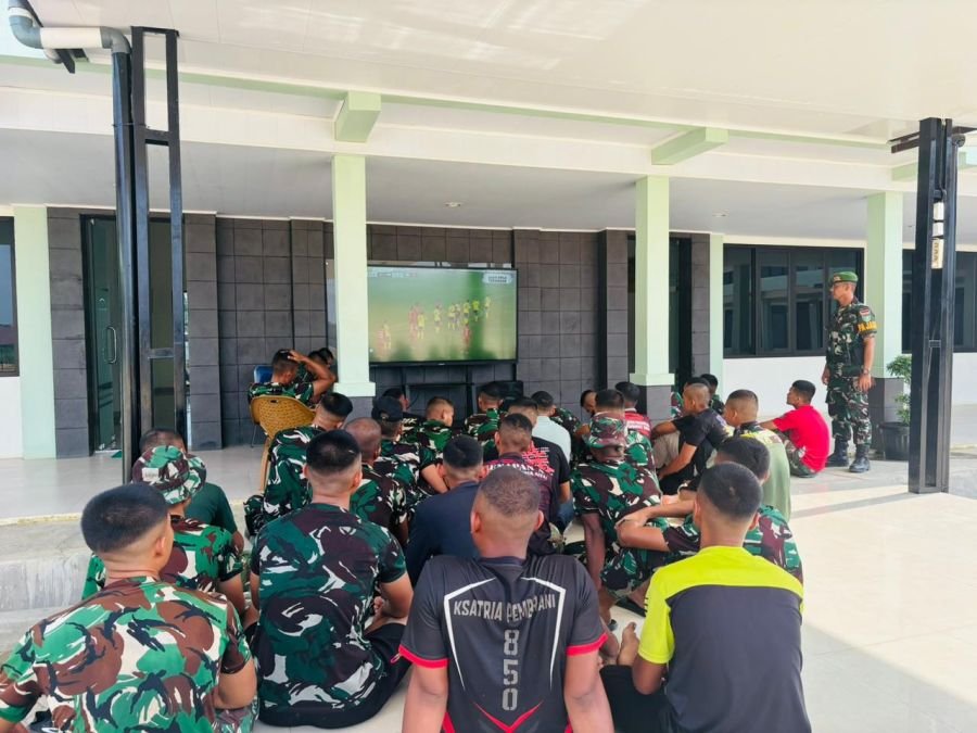 Yonif TP 850/SC Gelar Nobar Bersama Warga Sekitar