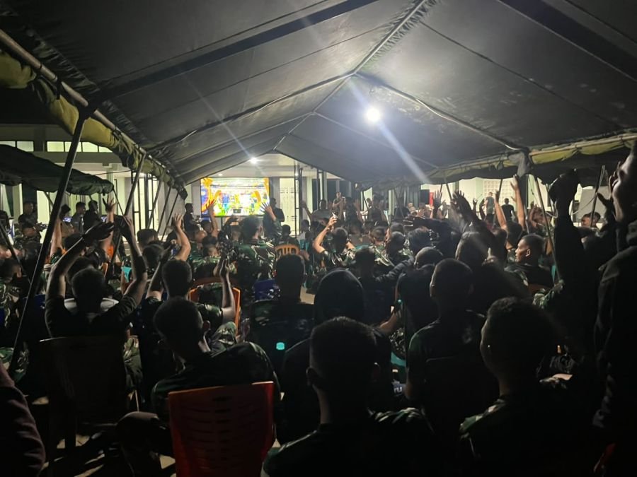 Yonif TP 850/SC Gelar Nobar Final Pildun Bersama Warga