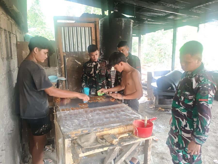 Yonif TP 850/SC Gelar Pembinaan Teritorial di Usaha Kerupuk Warga Semelinang Darat