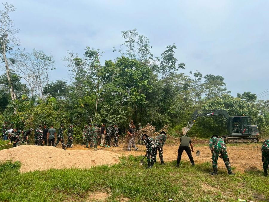 Yonif TP 850/SC Kerahkan Alat Berat Bangun Lapangan Voli Warga