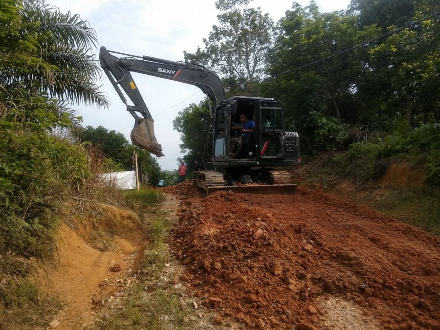 Yonif TP 850/SC Kerahkan Alat Berat Percepat Pembukaan Jalan Desa Pandan Wangi