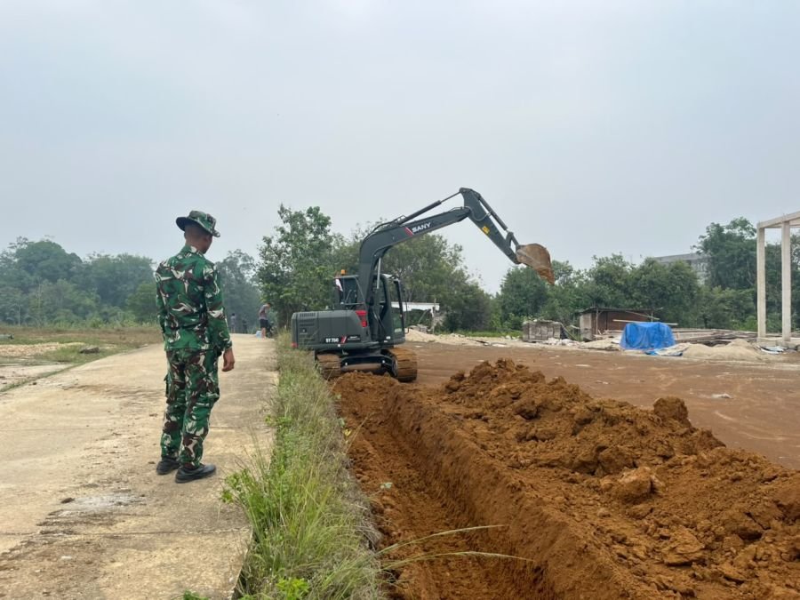 Yonif TP 850/SC Kerahkan Alat Berat Bantu Pembuatan Drainase