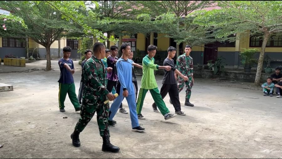 Yonif TP 850/SC Latih Karakter Siswa SMKN 1 Peranap