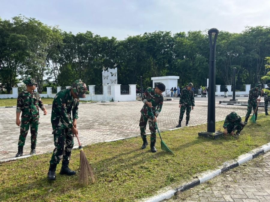 Yonif TP 851/Barau Barau Cakti Turut Sukseskan Gotong Royong Massal di Kabupaten Siak
