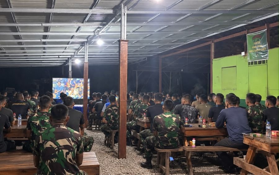 Yonif TP 851/BBC Nobar Semifinal Piala Dunia Bersama Warga Memrempan Hilir