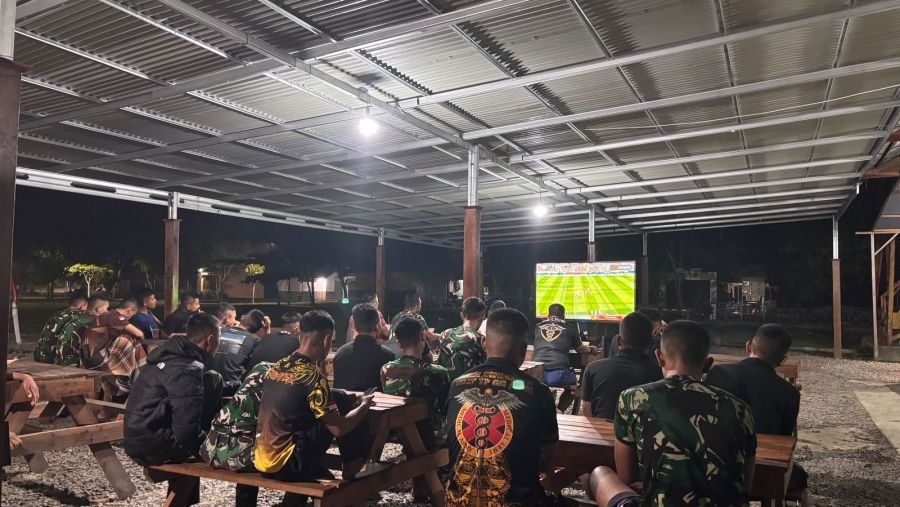 Yonif TP 851/BBC Satukan Warga Lewat Nobar Piala Dunia