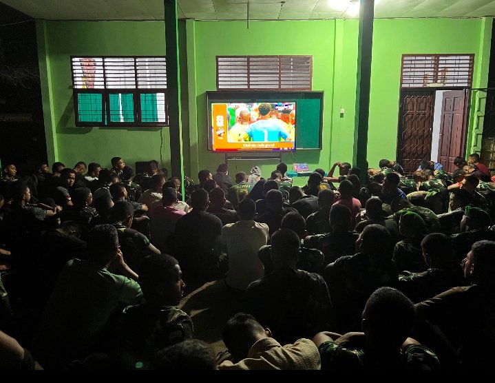 Yonif TP 898 Gelar Nobar Piala Dunia, TNI dan Warga Makin Solid