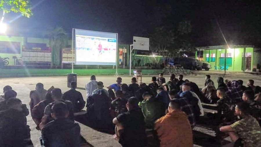 Yonif TP 898/PC Semarakkan Piala dunia Inggris vs Argentina Lewat Nobar