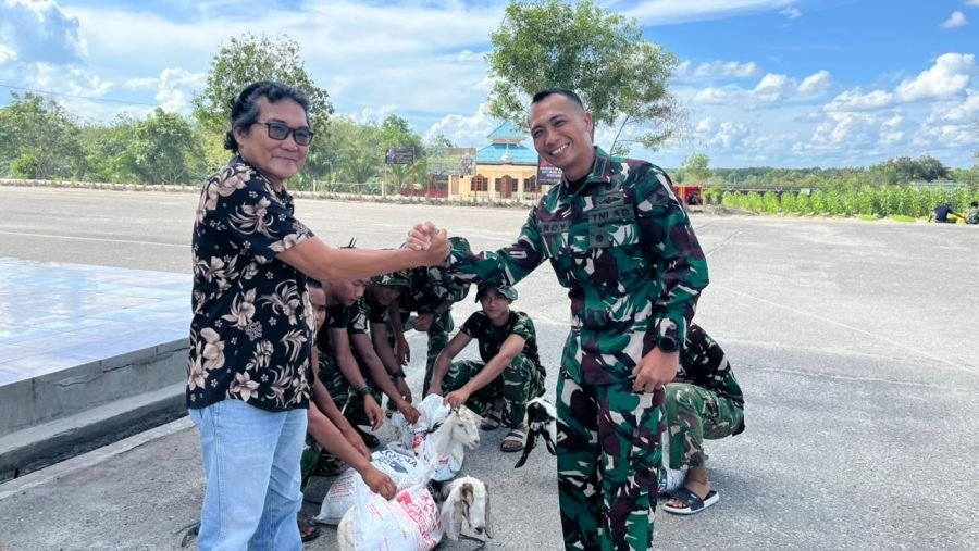 Prajurit TNI Borong Kambing Warga di Tengah Latihan Lapangan