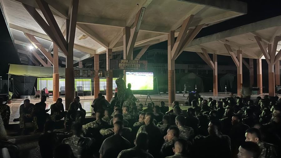 Yonif tp 952 sedang nonton piala dunia