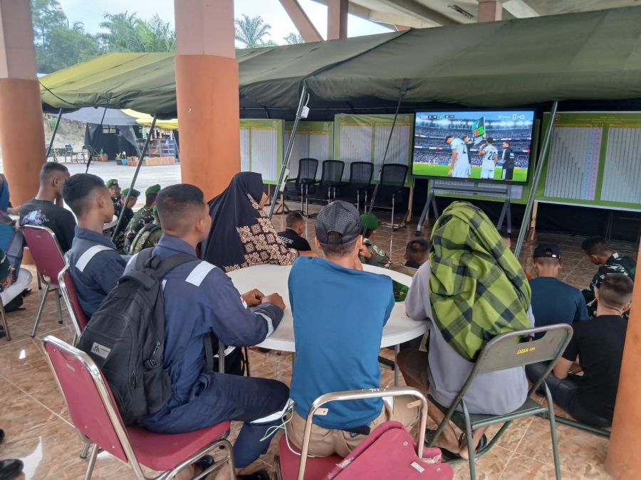 Yonif TP 952/IB Gelar Nobar, Bangun Semangat Kebersamaan