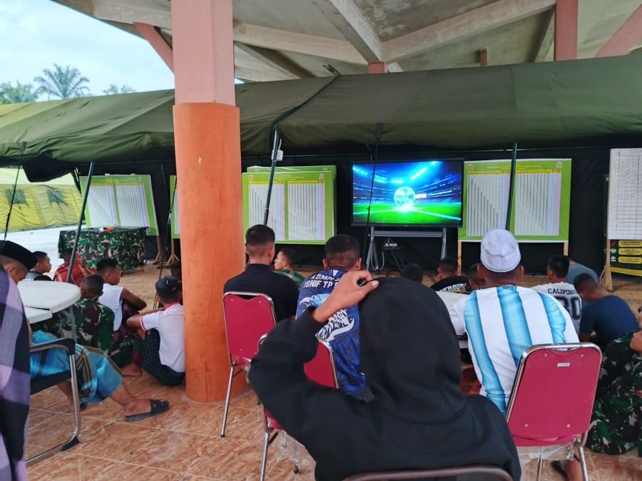Yonif TP 952/IB Gelar Nobar Paraguay vs Prancis Bersama Masyarakat Bengkalis