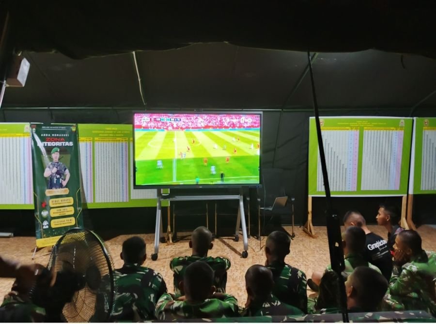 Yonif TP 952/IB Gelar Nobar Piala Dunia Bersama Warga Duri Mandau