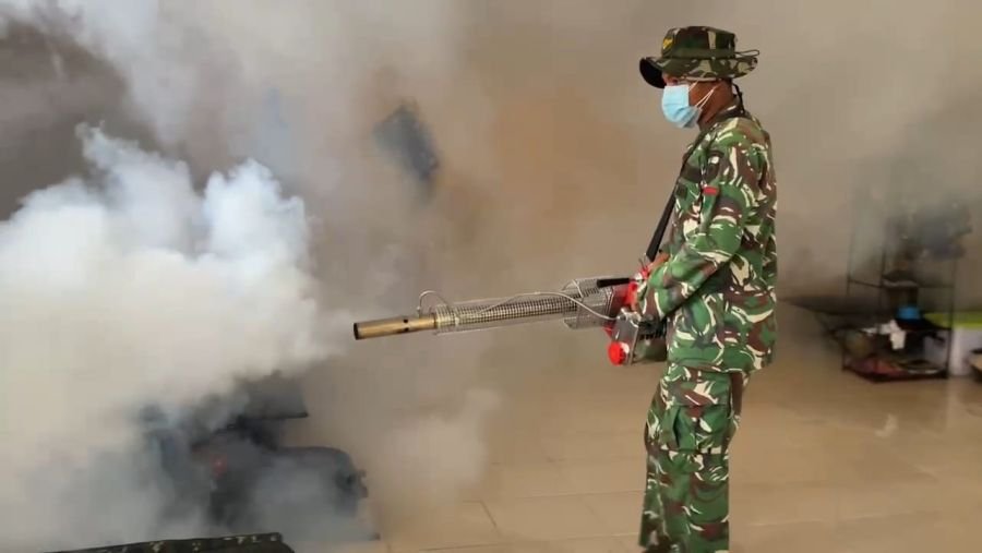 Yonif TP 953/HR Bergerak Cepat Lakukan Fogging Lingkungan MA