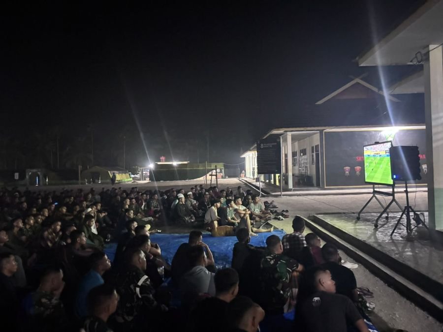 Yonif TP 953/HR Gelar Nobar Final Piala Dunia Bersama Warga