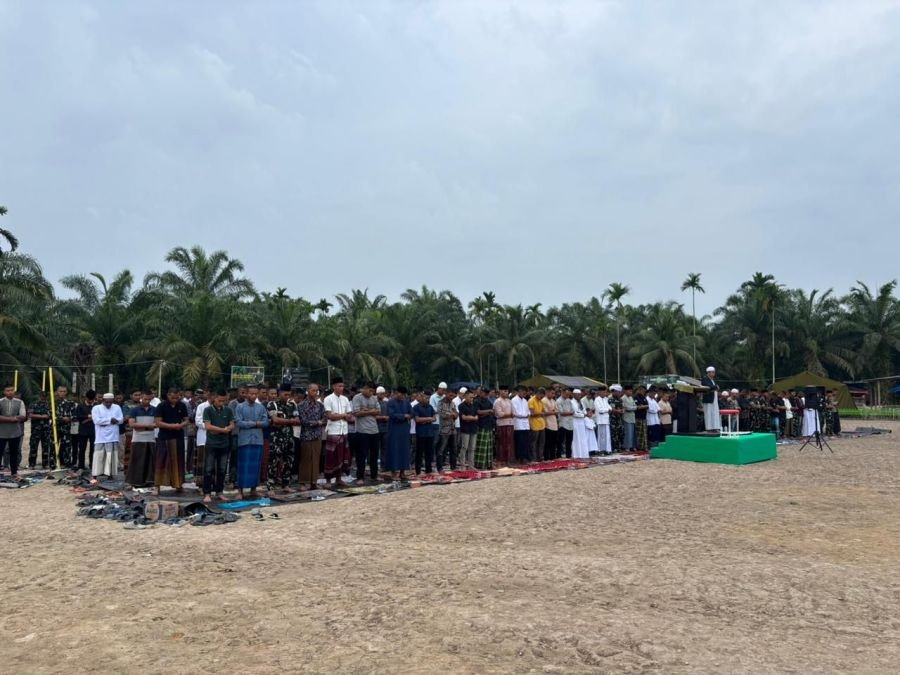 Yonif TP 953/HR Gelar Salat Iduladha Bersama Warga di MA