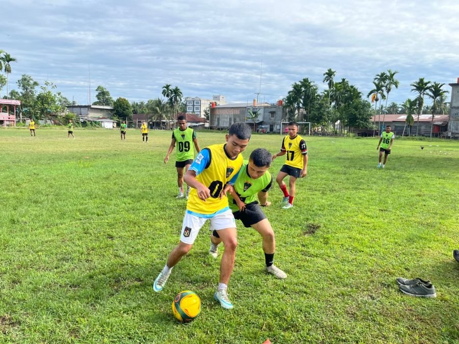 Yonif TP 953/HR Perkuat Kebersamaan Lewat Fun Match Bersama Warga