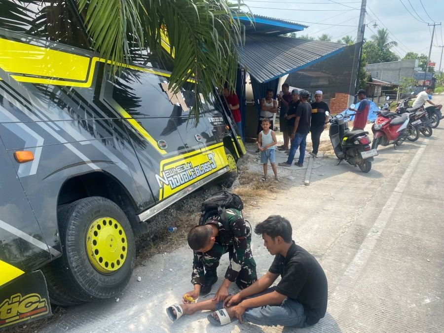 Yonif TP 953/HR Sigap Evakuasi Korban Lakalantas di Pengalihan