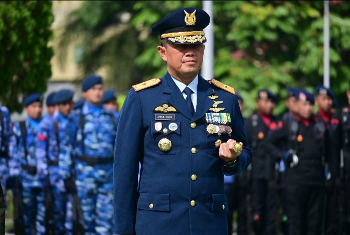 Ziarah Hari Pahlawan ke-80, Danlanud RSN Bersama Forkopimda Riau Tabur Bunga di TMP Kusuma Dharma