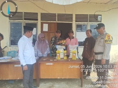144 KPM Desa Simpang Tiga Terima Bantuan Beras dan Minyak Goreng dari Bulog, Penyaluran Berjalan Lan