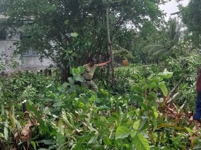 Aksi Jumat Bersih Babinsa Koramil 10/Pelangiran dan Warga Gotong Royong Bersihkan Sampah dan Semak