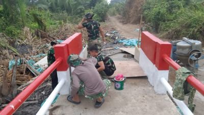 Anggota Koramil 04/Kuindra Kebut Finishing Jembatan Beton Desa Teluk Dalam, Progres Hampir Rampung