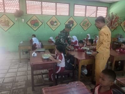 Babinsa 03/Tempuling Intensif Dampingi Program MBG di Lapangan