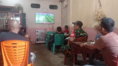 Babinsa 04/Kuindra Hangatkan Silaturahmi Lewat Nonton Bareng Piala Dunia
