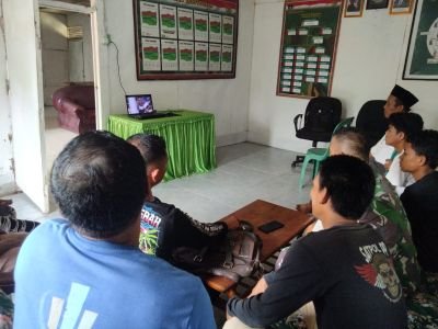 Babinsa 07/Reteh Bersama Warga Nonton Bareng Piala Dunia, Silaturahmi Makin Erat