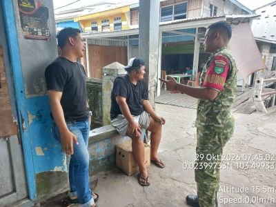 BABINSA 08/MDH MELAKSANAKAN KOMSOS DENGAN KEAKRABAN DI WILAYAH BINAAN