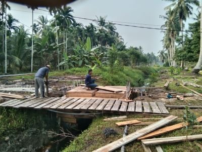 Babinsa Andil dalam Pembangunan Jembatan Garuda, Pemasangan Mal Lantai Atas Terus Berjalan