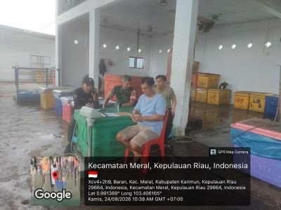 Babinsa Baran Barat Pantau Bongkar Ikan, Jaga Kedekatan dengan Nelayan