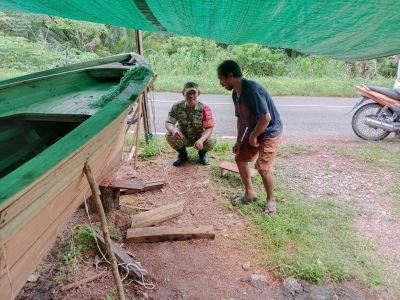Babinsa Batu Gajah Tekankan Kualitas Perahu Nelayan demi Keselamatan