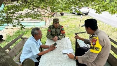Babinsa bersama Bhabinkamtibmas Sosialisasikan Aplikasi IKD Kepada Masyarakat