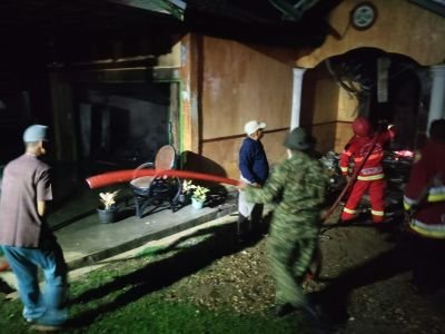 Babinsa dan Tim Gabungan Jinakkan Kebakaran Rumah di Munsalo Kopah