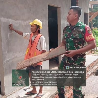 Babinsa dan Warga Bergotong Royong, Kamar Mandi Kantor Desa Limbung Diperbaiki