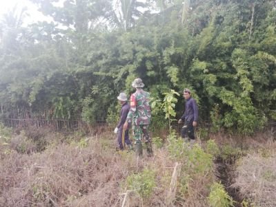 Babinsa Dan Warga Insit Anti Karhutla