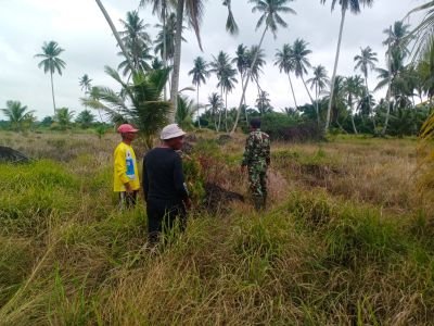 Babinsa Desa Melai Ajak Warga Cegah Karhutla dengan Patroli Keliling Kampung