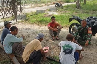 Babinsa Desa Tapau Pererat Silaturahmi dengan Warga Melalui Komsos