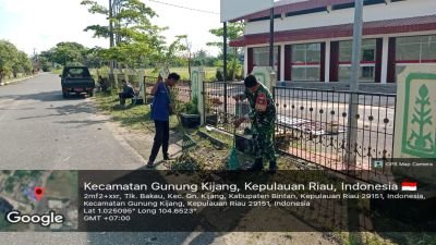 Babinsa Desa Teluk Bakau Gelorakan Semangat Gotong Royong Jaga Kebersihan Lingkungan