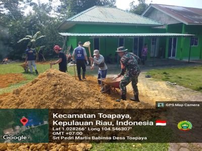 Babinsa Desa Toapaya Sertu Pedri Marlis Ikut Gotong Royong Bersihkan Lingkungan Masjid Nurul Iman
