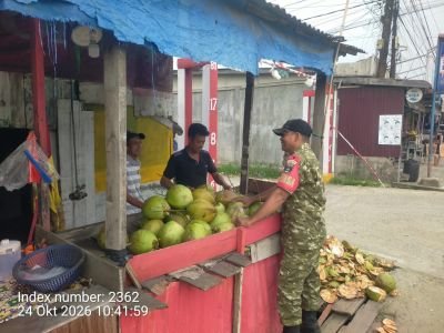 Babinsa Gemilang Jaya Komsos dengan Pedagang Kelapa Muda, Pantau Perkembangan Harga