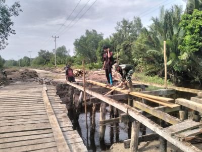 Babinsa Kawal Pembongkaran Jembatan Lama, Jembatan Garuda Siap Dibangun