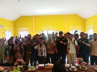 Babinsa Kawal Persiapan HUT RI ke-81 di Kundur Barat