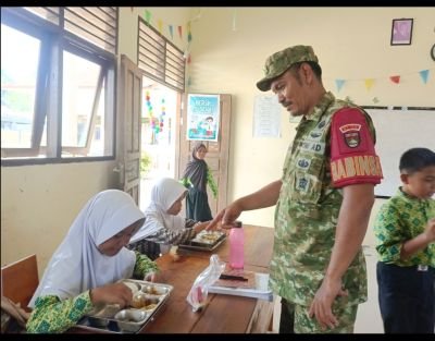 Babinsa Kelanga Pantau Program Makan Bergizi Gratis di Sekolah