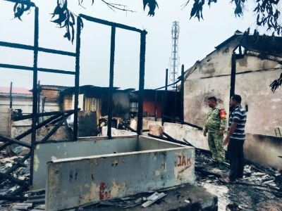 Babinsa Kijang Kota Amankan Lokasi Kebakaran Rumah Penjaga SDN 003 Bintan